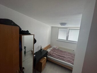 Zariadený 4 izbový byt má rozlohu 100 m2, nachádza sa na 4/4 - 7