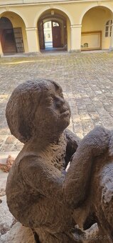 Obrie pieskovcové súsošie „Matka s dieťaťom” z obdobia prvej - 7