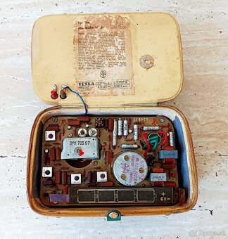 Krásný bytový doplněk - starožitné kabelkové rádio - 7
