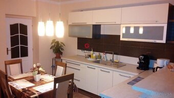 NA PREDAJ: priestranný rodinný dom s dvojgarážou v Kráľovsko - 7