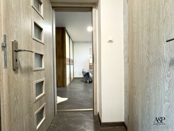 3 IZB. BYT S LOGGIOU, GARÁŽOU A ZÁHRADOU S ALTÁNOM, 68M2, KO - 7