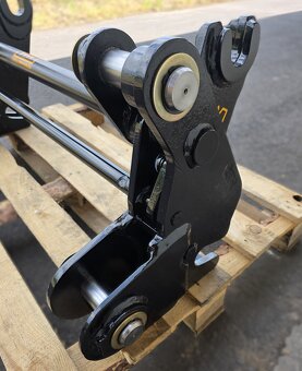 rýchloupínač a paletovacie vidly na traktorbáger komatsu WB - 7