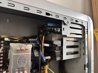 Pc zostava s monitorom a reproduktormi - 7