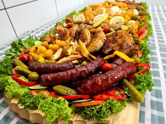 Pláto s rôznymi dobrotami a pečené prasiatko - 7