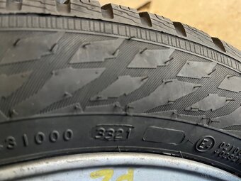 Zimné pneu Nokian 215/55 r17, DOT 3321 - 7