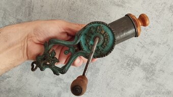 Velmi starý malý mlýnek na ořechy nebo čokoládu zn. CARMEN - 7