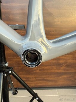 Predam novy ram Isaac Element Granite Grey 2025 - 7