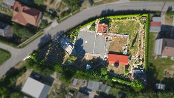 Veľký stavebný pozemok s domom, záhradným domom a kaplnkou - 7