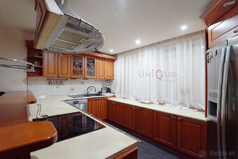 Na predaj kompletne zariadený rodinný dom s bazénom - 7