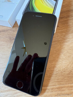 Predám iPhone Apple SE 2020 128 GB čierny - 7
