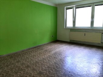 Predám veľký 3 izbový byt s balkónom v Leviciach - 7