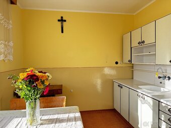 NA PREDAJ: Udržiavaný podpivničený vidiecky domček, Poruba - 7