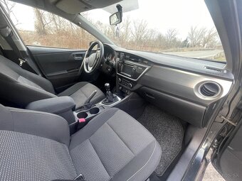 Toyota Auris Touring Sports 1.6 l - 6M/T - 7