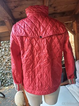 Predám originál BURBERRY červenú prešivanu bundu - 7
