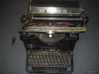 predam starozitny funkcny pisaci stroj Remington vyr. Brno - 7