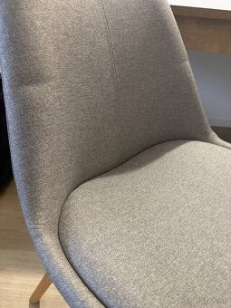 Jedálenský stôl so stoličkami. - 7