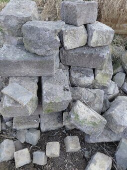 Kamenné obrubniky, kocky, mačacie hlavy - 7