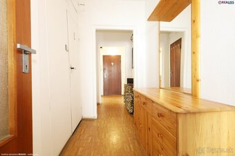 Veľkometrážny 2 izbový byt vybavený balkónom. komorou. šatní - 7