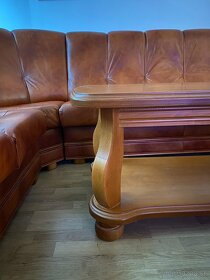 Rohová kožená sedačka s dreveným stolíkom - 7