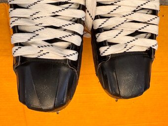 BRANKÁŘSKÉ BRUSLE BAUER SUPREME S27,vel. 36/3 EE - 7