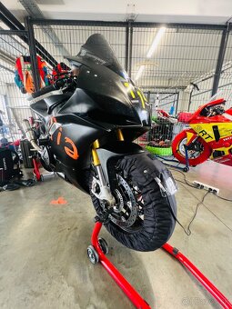 Aprilia RSV4 - 7