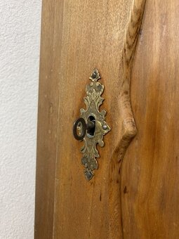 Rohová skrinka do chalupy - 7