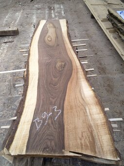 Predám vysušené orechové fošne - 8 cm hrubé - 7