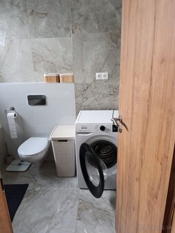 Byt so zahradou 2 izbovy Jarovce, parkovanie pred domom - 7