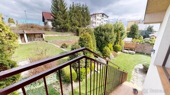 Priestranný dvojgeneračný dom po rekonštrukcii v srdci Chtel - 7