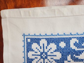 Krásny biely obrus s bohatou modorou výšivkou 80x80 - 7