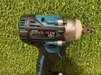 Makita DTW300Z Aku rázový uťahovák (1/2"/ 330Nm) Li-ion LXT - 7