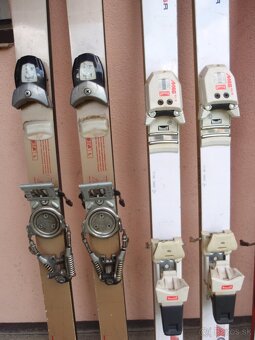 Lyžařská výbava - 9 párů lyží, hůlky, boty - 7