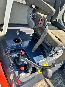 Kolový nakladač Kubota R520 - 7