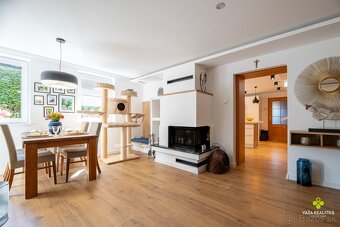 Štýlový a priestranný rodinný dom v slepej ulici s bazénom - 7