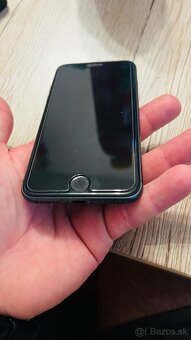 Predám IPhone 8 - 7