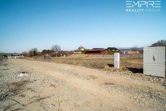 Na predaj slnečný stavebný pozemok s možnosťou výstavby - Hr - 7