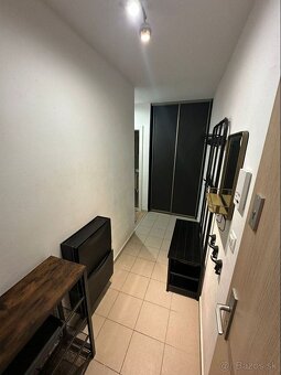 Ponúkame na predaj moderný 2-izbový byt s klimatizáciou, pri - 7