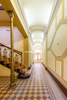 NA PREDAJ HISTORICKÁ BUDOVA V CENTRE MESTA - 7