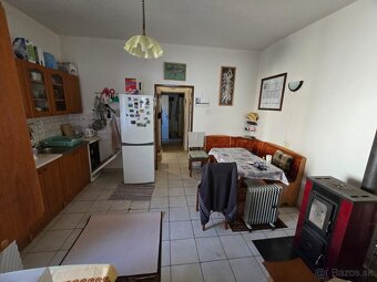 Rodinný dom s garážou a záhradou. - 7