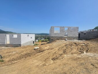 Moderné domy vo Veľkom Šariši pod hradom - 7