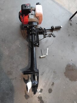 Benzínový závesný lodný motor na čln - 7