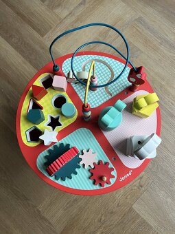 Montessori drevený hrací stolík s aktivitami Janod - 7