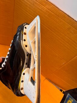 BRANKÁŘSKÉ BRUSLE BAUER SUPREME 2S PRO, vel. 44,5/9D - 7