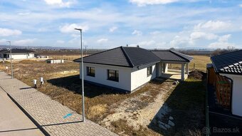 Novostavba- Bungalov s pekným výhľadom na Smolenický zámok - 7