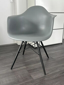 4 kreslo Vitra Eames sivo-čierne - 7