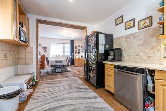 Na predaj priestranný rodinný dom s 3 podlažiami, krásnou zá - 7