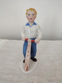 Royal dux chlapec na kolobežke porcelánová soška - 7