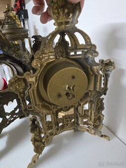 Hodiny a svietniky len ako dekoracia - 7