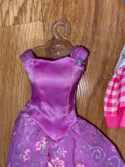 Skrina s rozmermi 26x8x33 cm s doplnkami pre barbie - 7