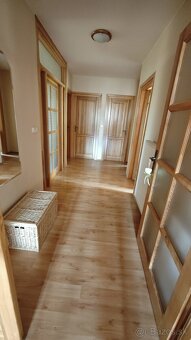 Rodinný dom s veľkou záhradou, terasou a galériou - 7